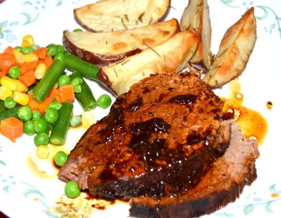 Смешать муку с 1/4 стак. воды. Добавить в ёмкость, где готовилась, и готовить помешивая 1-2 мин. или как загустеет и закипит.
Подавать соус поверх говядины с гарниром. Приятного аппетита!!!