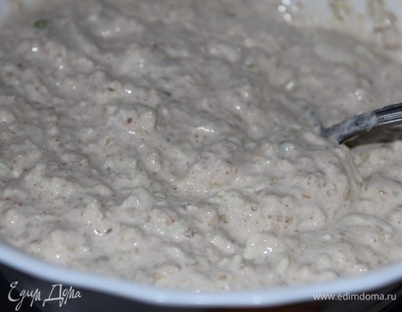 Добавить творог и тертое яблоко. Снова перемешать.