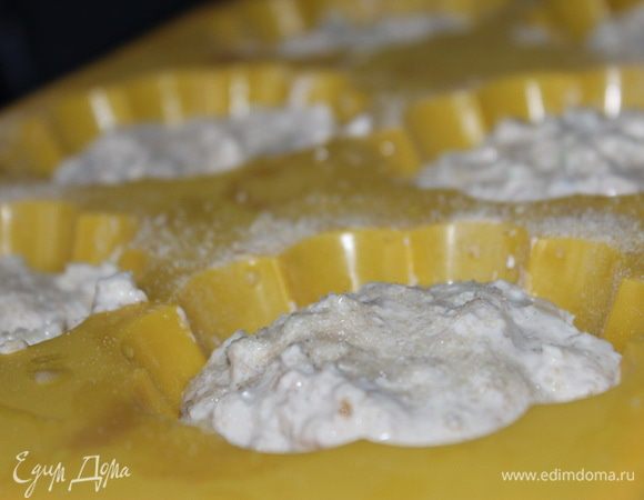 Форму слегка присыпать панировочными сухарями и  разложить  массу по формам, не доходя до края примерно 1 см. Присыпать сверху чуть-чуть ванильным сахаром.