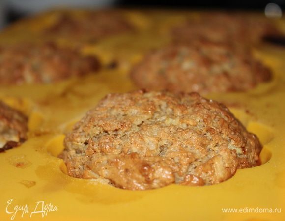 Выпекать в разогретой до 200 гр. духовке примерно 30 мин до золотистой корочки.  Проверить на готовность зубочисткой. Палочка должна быть сухая, хотя сами кексы будут мягкими.