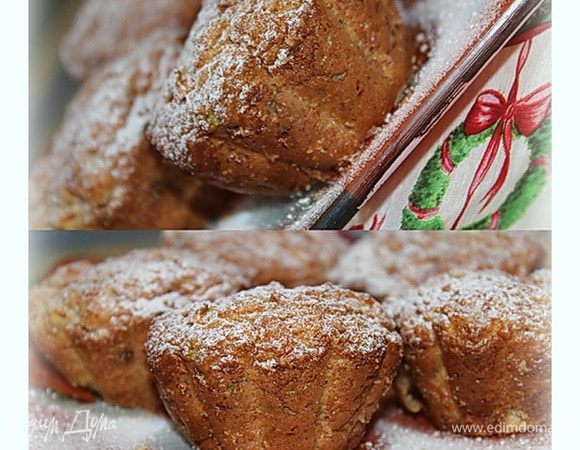 Дать кексам немного остыть и аккуратно выложить их из формы. Я делаю это чайной ложкой, потихоньку поддевая края, а потом и низ. Т.к. маффины абсолютно без масла, они не «выпрыгивают» сами из формы, а требуют деликатности. При желании можно предварительно смазать форму маслом, тогда сухари не нужны. Готовые и остывшие маффины  украсить сахарной пудрой. Приятного аппетита!