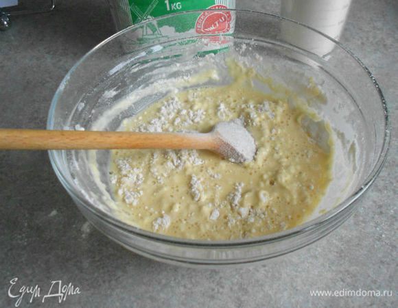 Когда соль растворится, всыпьте просеянную муку. Деревянной лопаточкой замесите тесто до получения однородной, достаточно плотной консистенции. Если мука поглощает много воды, надо добавить в тесто еще воды. Если тесто получается жидким, следует прибавить муки. Наверное, это зависит от самой муки. Мне пришлось добавлять еще примерно 3 ст. л.