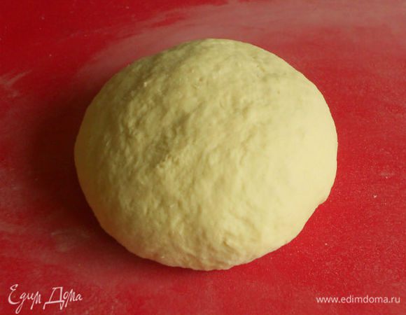 Месите тесто 5–8 минут — до тех пор, пока оно не станет хорошо отделяться от рук и миски, затем скатайте в шар, положите на посыпанный мукой стол, накройте салфеткой или миской, в которой месили тесто, и оставьте на 20–30 минут, чтобы тесто стало более эластичным и при его раскатывании были видны слои.