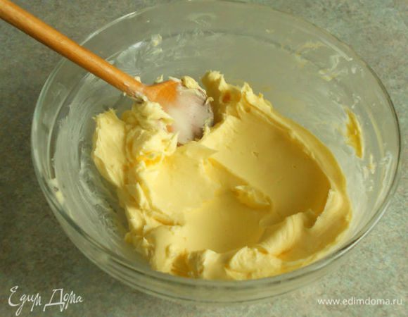 В миске разомните масло или маргарин до исчезновения комков, добавьте предназначенную для «закатки» муку и перемешайте ее с маслом. Масло с добавлением муки будет способствовать образованию слоистости теста.