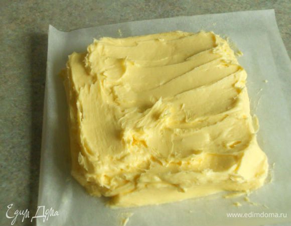 Из масла сформируйте плоскую четырехугольную лепешку.