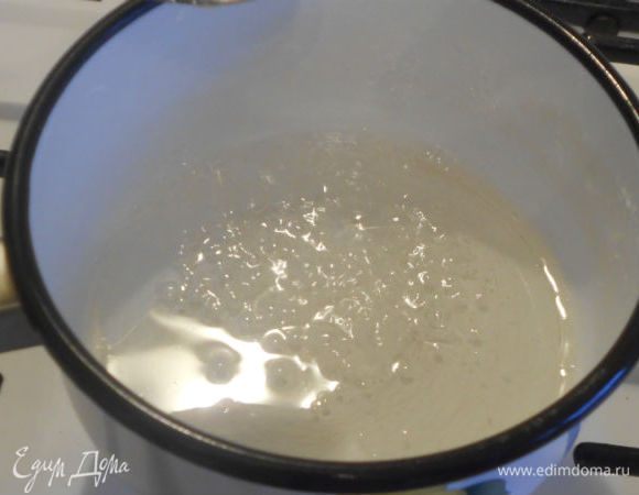 Приготовьте крем: положите в кастрюлю сахарный песок, влейте воду, хорошо размешайте и поставьте варить до «пробы на толстую нитку». Налейте чайной ложкой немного сиропа на холодную тарелку. Затем донышком ложки слегка нажмите на поверхность сиропа и сразу поднимите ложку вверх. При этом за ложкой потянется тонкая или толстая нитка сиропа.