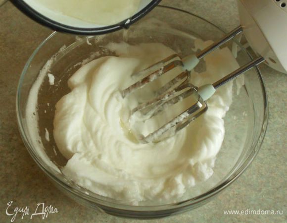 Белки перелейте в чистую миску, поставьте в холодную воду или на лед и взбейте миксером до образования густой пышной белой пены, которая должна держаться на поднятом веничке. Не прекращая взбивания, влейте в белки тонкой струйкой готовый горячий сахарный сироп, затем взбивайте еще 1–2 минуты.