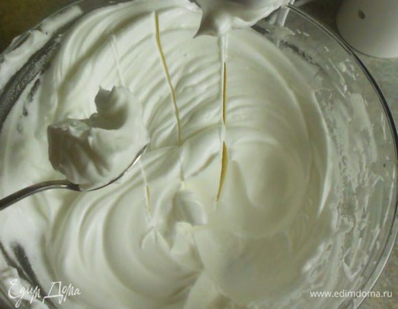 В конце взбивания добавьте лимонный сок или лимонную кислоту. Крем получается плотный, от ножа на нем остается устойчивый след. Крем долго не хранится. Его нужно сразу же использовать.