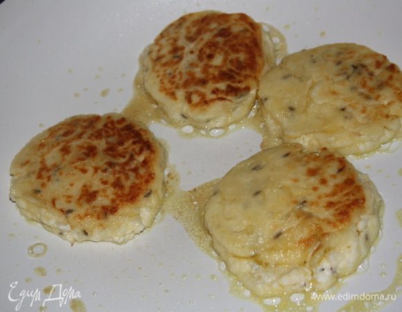 Разогреваем на сковороде оливковое масло и обжариваем сырники с двух сторон до золотистого цвета. Приятного!!!!