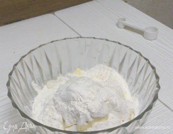 Сырки, измельченное сливочное масло комнатной температуры, муку, соду (загасить уксусом)  - всё смешать.