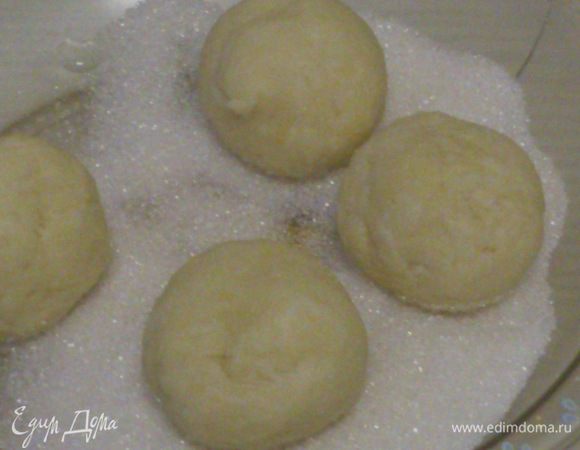 Из теста скатать шарики, размер на Ваше усмотрение. У меня в диаметре 3-4 см. Обвалять в сахаре.