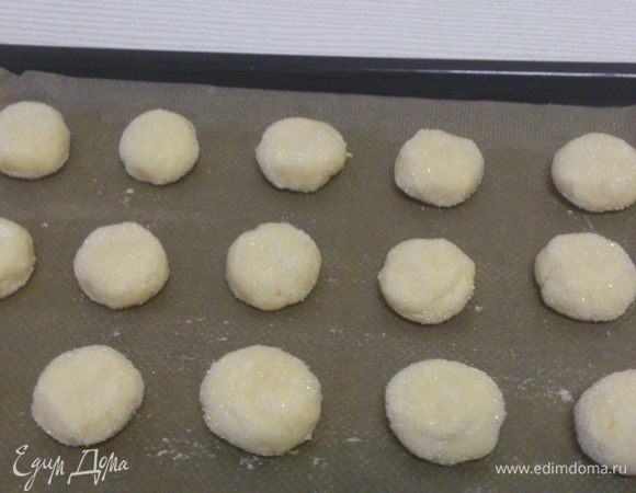 Противень выстлать бумагой, смазанной сливочным маслом. Выложить шарики, немного приплюснуть. У меня получилось около 30 шт. 