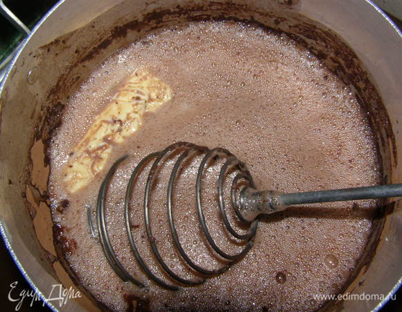 В молоко положите сахар, масло и какао. Доведите все до кипения, слегка остудите.