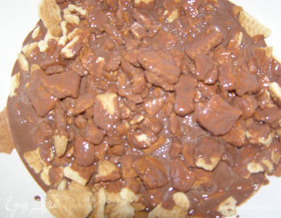 Печенье поломайте на кусочки разного размера, я ломала руками. Влейте молочно-шоколадную смесь, хорошо перемешайте.