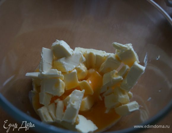 Масло растереть с желтками