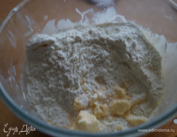 добавить сметану, хорошо перемешать, всыпать муку 