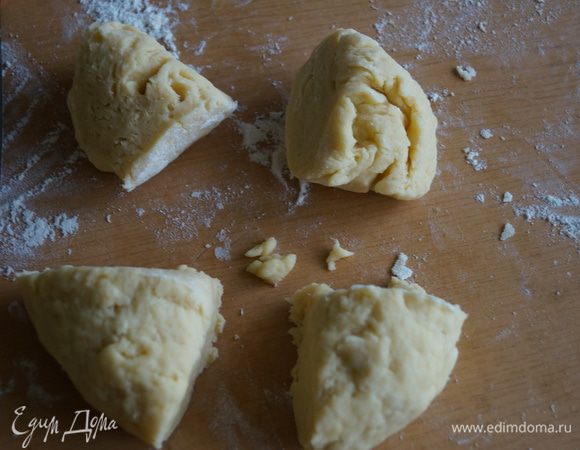 разделить готовое тесто на 4 части