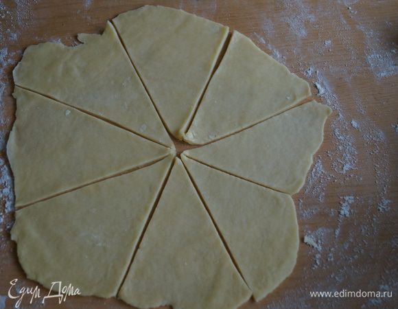 каждую часть раскатать в тонкий пласт и разделить на 8 треугольничков