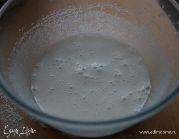 Приготовить безе: белки взбить с сахаром