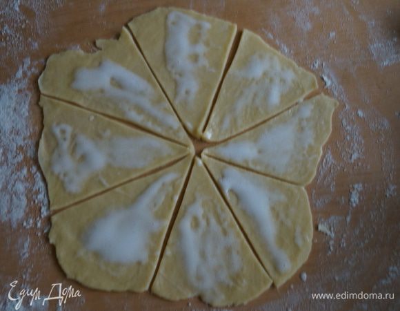 Каждый треугольничек теста смазать получившимся безе 