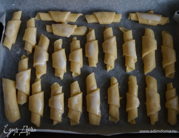 Выложить на смазанный маслом противень и сверху смазать еще раз безе