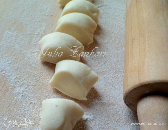 Замешиваем мягкое тесто, кладем в полиэтиленовый мешочек и отправляем в холодильник, пока будем делать фарш. Отлежавшееся тесто делим на части, скатываем руками тонкий жгутик и нарезаем кусочки.