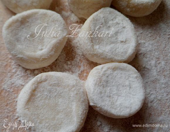 Обваливаем в муке, стараемся кусочкам придать одинаковую форму.