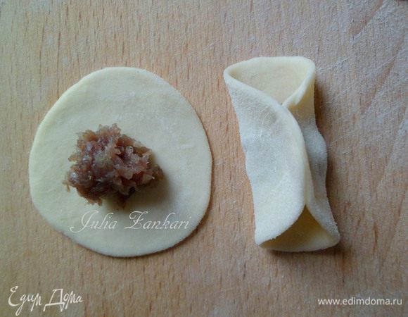 В центр кладем фарш, затем кончики защипываем вот так.