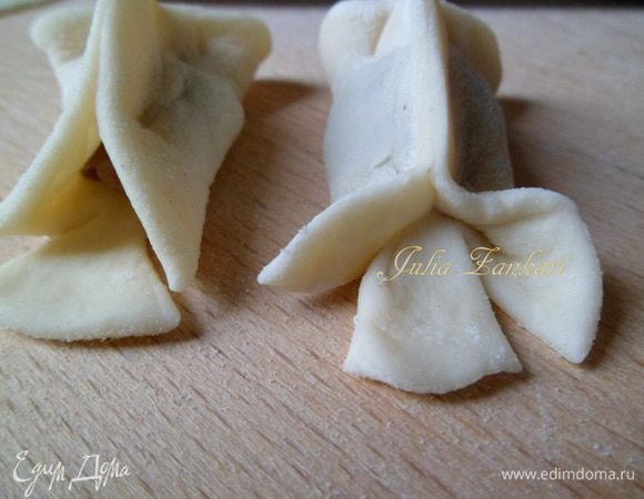 Затем — хвост и плавники, сделав надрезы.