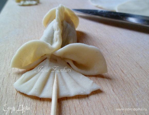 Деревянной палочкой или вилкой делаем полоски.