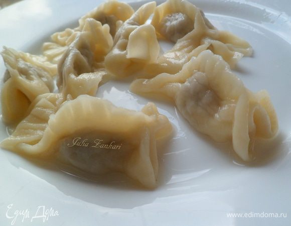 Пельмени отвариваем в кипящей воде в течение 5 минут, достаем шумовкой из воды. Подаем со сметаной. Приятного аппетита!