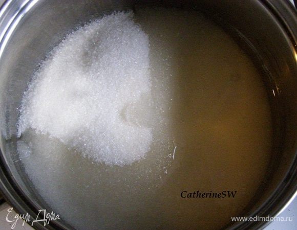 В сотейник насыпем сахар, зальем водой