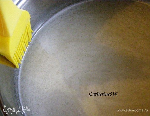 Доведем до кипения, отставим. Снимем пену. Мокрой кисточкой со стеной сотейника снимем кристаллики сахара. Это нужно для того, чтобы эти крупинки сахара в последствии не стали центрами кристаллизации и не испортили помаду