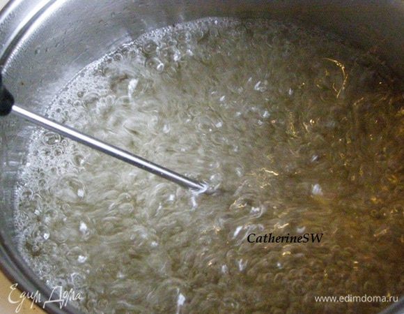 Вернем на сильный огонь, кипятим около 4-х минут. Сироп должен достигнуть температуры 115 градусов или пробы на мягкий шарик. Начиная с третьей минуты кипячения нужно пробовать сироп на шарик. Для этого сотейник нужно отставлять с огня, брать треть чайной ложки сиропа, опускать в ледяную воду. Если мягкий шарик удалось скатать, значит кипятить больше не стоит, если нет - вернуть на огонь еще на минуту. Опять попробовать