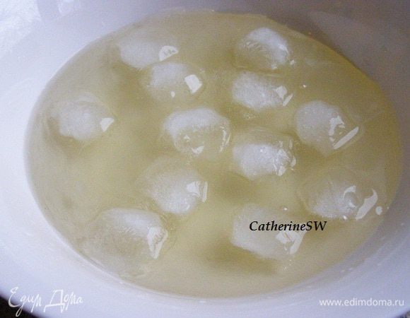 Кубики льда и миска у нас подготовлены. Выльем кипящий сироп в миску. Сверху выложим кубики льда. Не нужно бояться, что сироп смешается с водой - этого не произойдет. Лед поможет равномерно остудить будущую помаду. Произойдет кристаллизация с образованием очень мелких кристаллов сахара, что нам и нужно