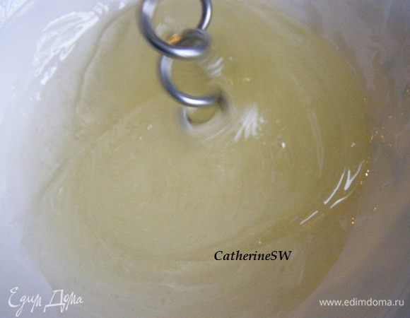 Когда сироп остынет до примерно 40 градусов (около 15-20 минут), воду сольем и начнем взбивание