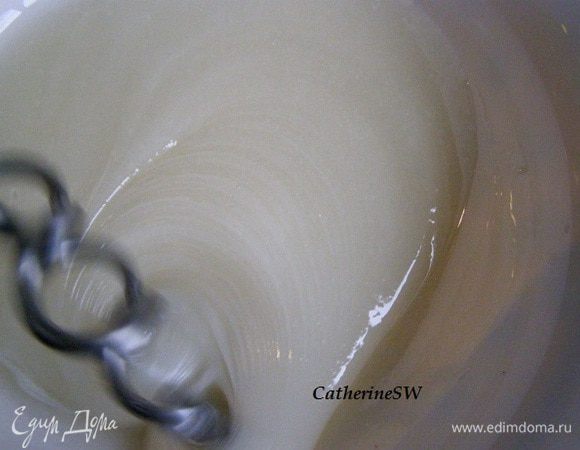 На взбивание помады уйдет примерно 10-15 минут. Сначала она слегка побелет