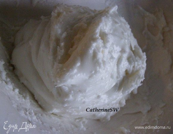 В самом конце будет вот такая густая смесь. Правильно взбитая помада к рукам не липнет.