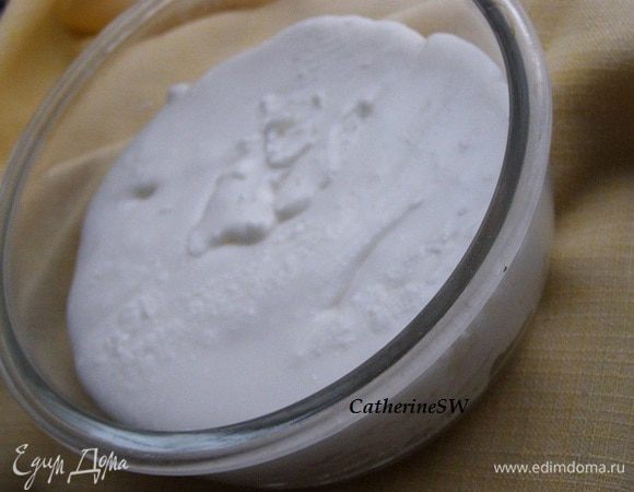 Выложим помаду в контейнер с крышкой и оставим на сутки на столе для дальнейшего созревания, Затем уберем в холодильник. 