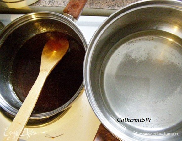 150 мл воды соедините с сахаром в сотейнике и доведите до кипения. Смешайте мед с инвертным сиропом, нагрейте до 60°C.