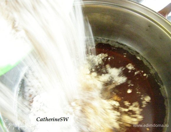 Всыпьте всю муку в горячую сладкую жидкость.