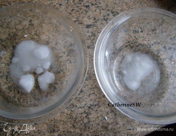 В двух отдельных мисках растворите в воде аммоний и соду (у нас осталось 30 мл воды). Ни в коем случае полученные жидкости не смешивайте, иначе произойдет реакция нейтрализации.