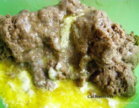 С растопленным маргарином введите разведенную соду.