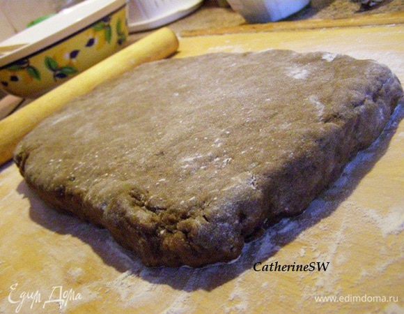 Тесто раскатайте в прямоугольный пласт толщиной 1–1,5 см. Я хотела получить советскую коврижку, поэтому раскатала до толщины 2–2,5 см.