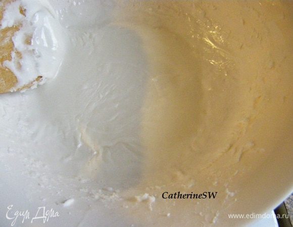 Помадку я делаю по этому рецепту: http://www.edimdoma.ru/retsepty/48778-pomada. Нагрейте ее на водяной бане до 50–55°C.