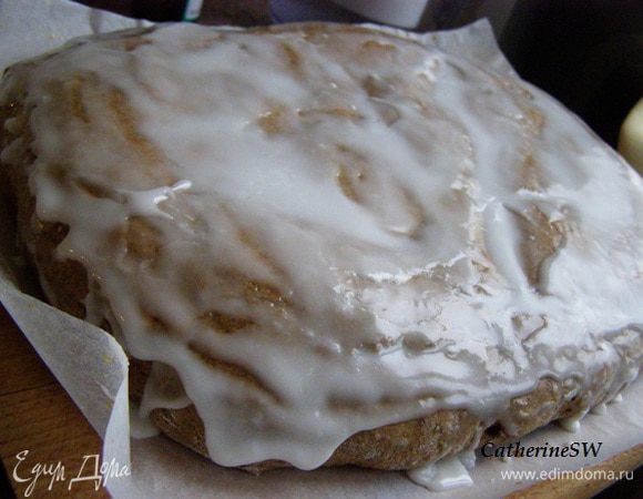 Нанесите помадную глазурь на горячую коврижку. Дайте полностью остыть.