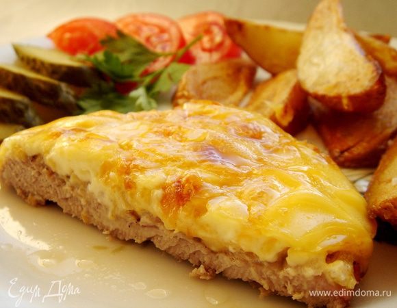 Запекать мясо при 180*С до золотистой корочки. Подать с жареным или печёным картофелем и соленьями. Приятного аппетита!