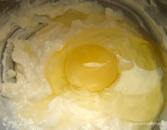 По одному вмешайте яйца.