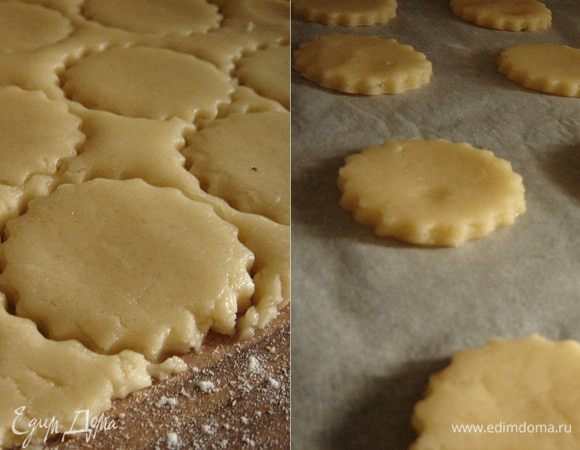 Раскатайте тесто в тонкий пласт (2–3 мм), формой для печенья вырежьте фигурки, переложите их на противень и выпекайте при 180°C около 10–15 минут.