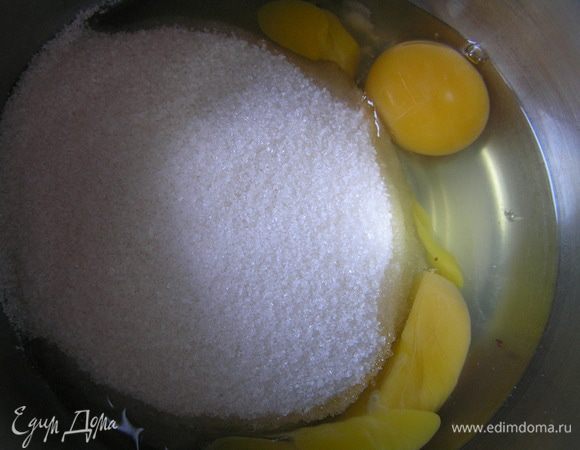 Яйца взбейте с сахаром до увеличения массы в 2 раза.